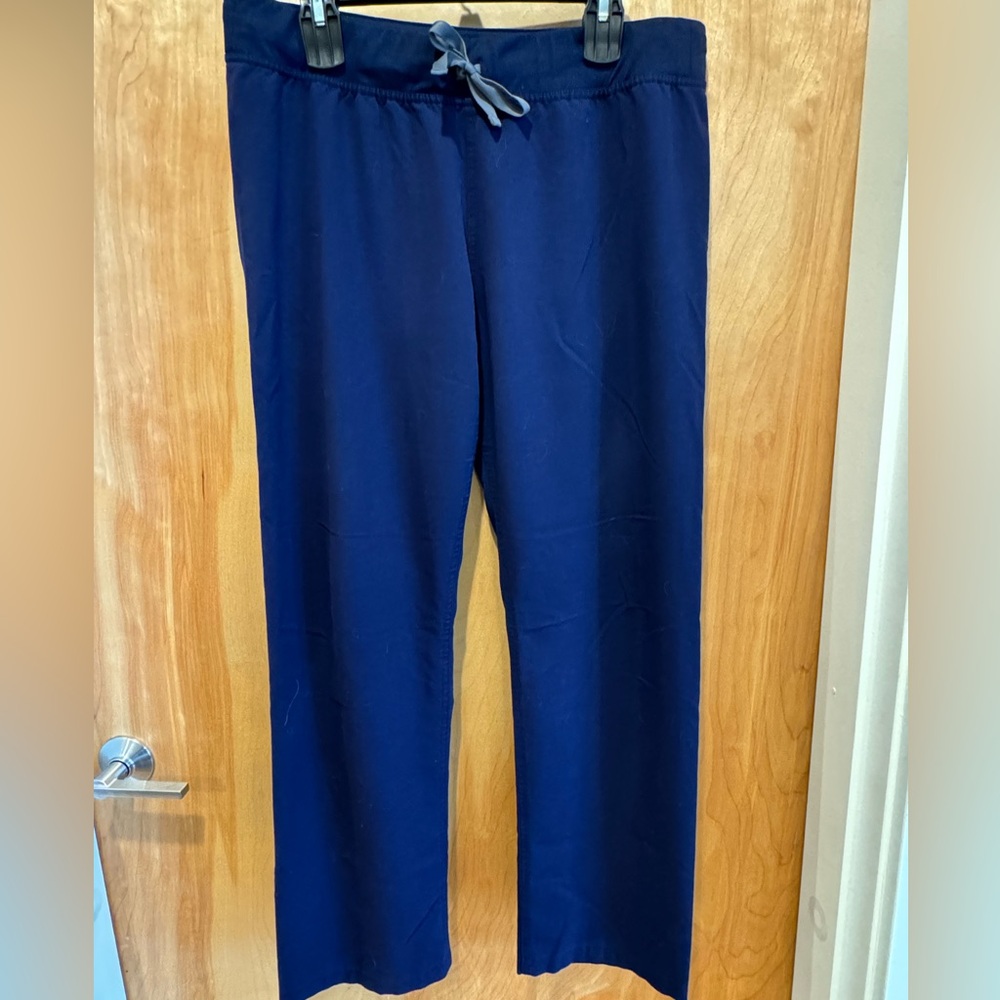 A pair of navy blue Figs Livingston style scrub pants. Size large.